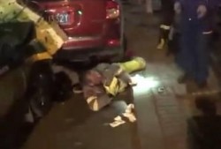 大爷在路边吃瓜,见证城市生活变迁