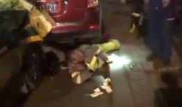 大爷在路边吃瓜,见证城市生活变迁