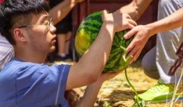 广西吃瓜大学,广西高校学子畅享夏日“吃瓜”盛宴