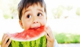 姐弟吃瓜拍照说说,镜头下捕捉温馨瞬间