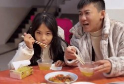 女婿到丈人家吃瓜,丈人家瓜果飘香，温馨一家亲