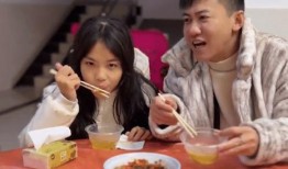 女婿到丈人家吃瓜,丈人家瓜果飘香，温馨一家亲