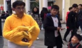 吃瓜反被女友求婚,反被女友浪漫求婚，甜蜜反转引网友热议