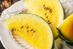 大理酒滩吃瓜,夏日吃瓜，畅享清凉时光