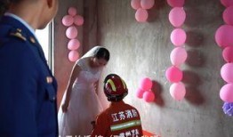 吃瓜反被女友求婚,反被女友浪漫求婚，甜蜜反转引网友热议