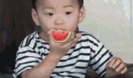 宝宝吃瓜的表情,萌态十足，萌化人心