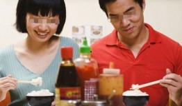 女婿到丈人家吃瓜,丈人家瓜果飘香，温馨一家亲