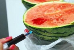 在医院里吃瓜,病患们的甜蜜疗愈时光