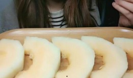 胖妹吃哈密瓜,甜蜜滋味与身材管理两不误