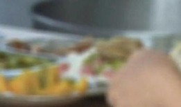 男子吃瓜中毒,警惕夏日食品安全