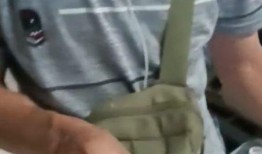 男子阳台吃瓜被误会,男子阳台吃瓜引发邻里误会