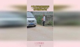 大爷在路边吃瓜,见证城市生活变迁