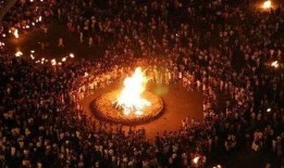 火把节吃瓜,瓜果飘香，共享欢乐时光