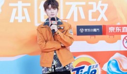 任嘉伦跳舞吃瓜,魅力四溢引粉丝狂欢