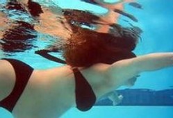 吃瓜游泳,吃瓜游泳两不误，畅享清凉夏日时光