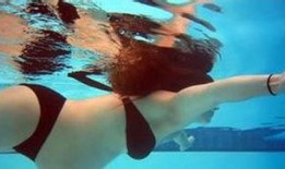 吃瓜游泳,吃瓜游泳两不误，畅享清凉夏日时光